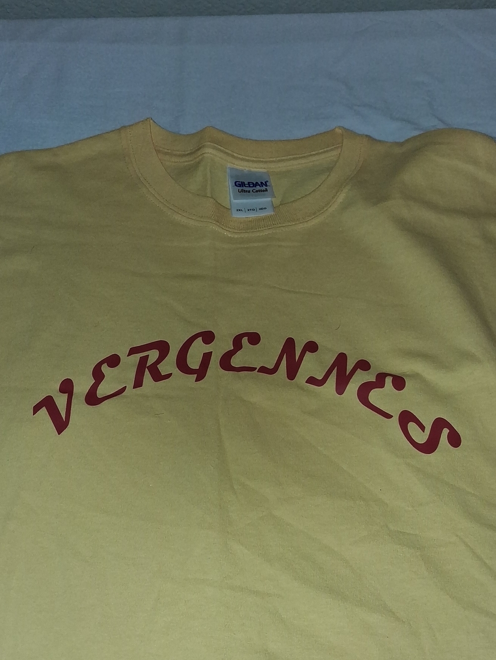 Gildan Yellow T-Shirt with Red 'VERGENNES' Size 2XL 44/46